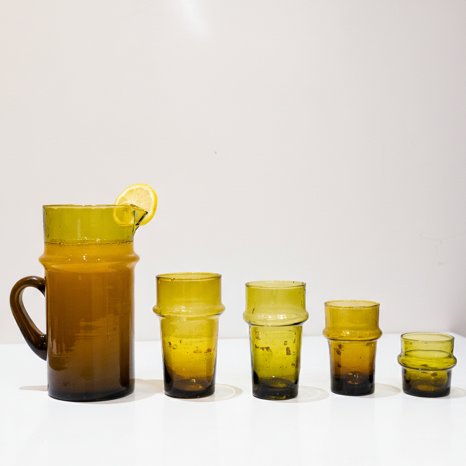 Set de 6 verres Beldi ambrés marocains avec carafe : verres faits main, verre recyclé, verres à thé