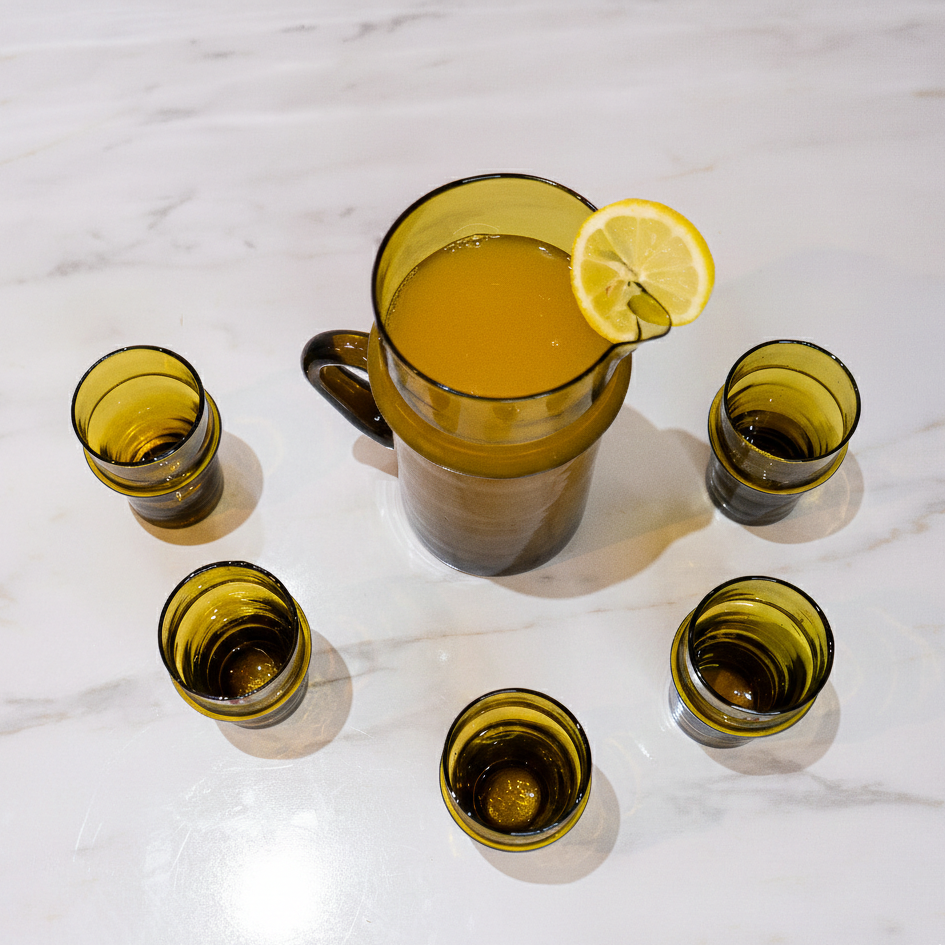 Set de 6 verres Beldi ambrés marocains avec carafe : verres faits main, verre recyclé, verres à thé