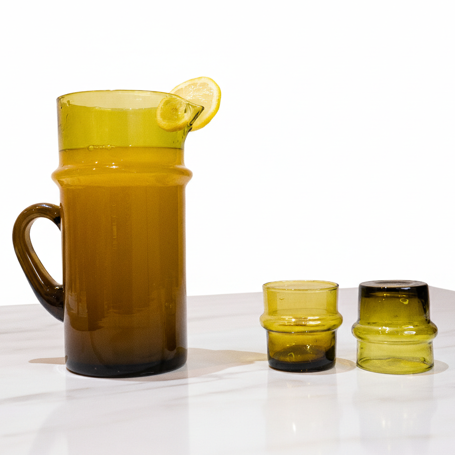 Set de 6 verres Beldi ambrés marocains avec carafe : verres faits main, verre recyclé, verres à thé